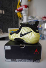 Load image into Gallery viewer, Nike Air Foamposite Sz 10
