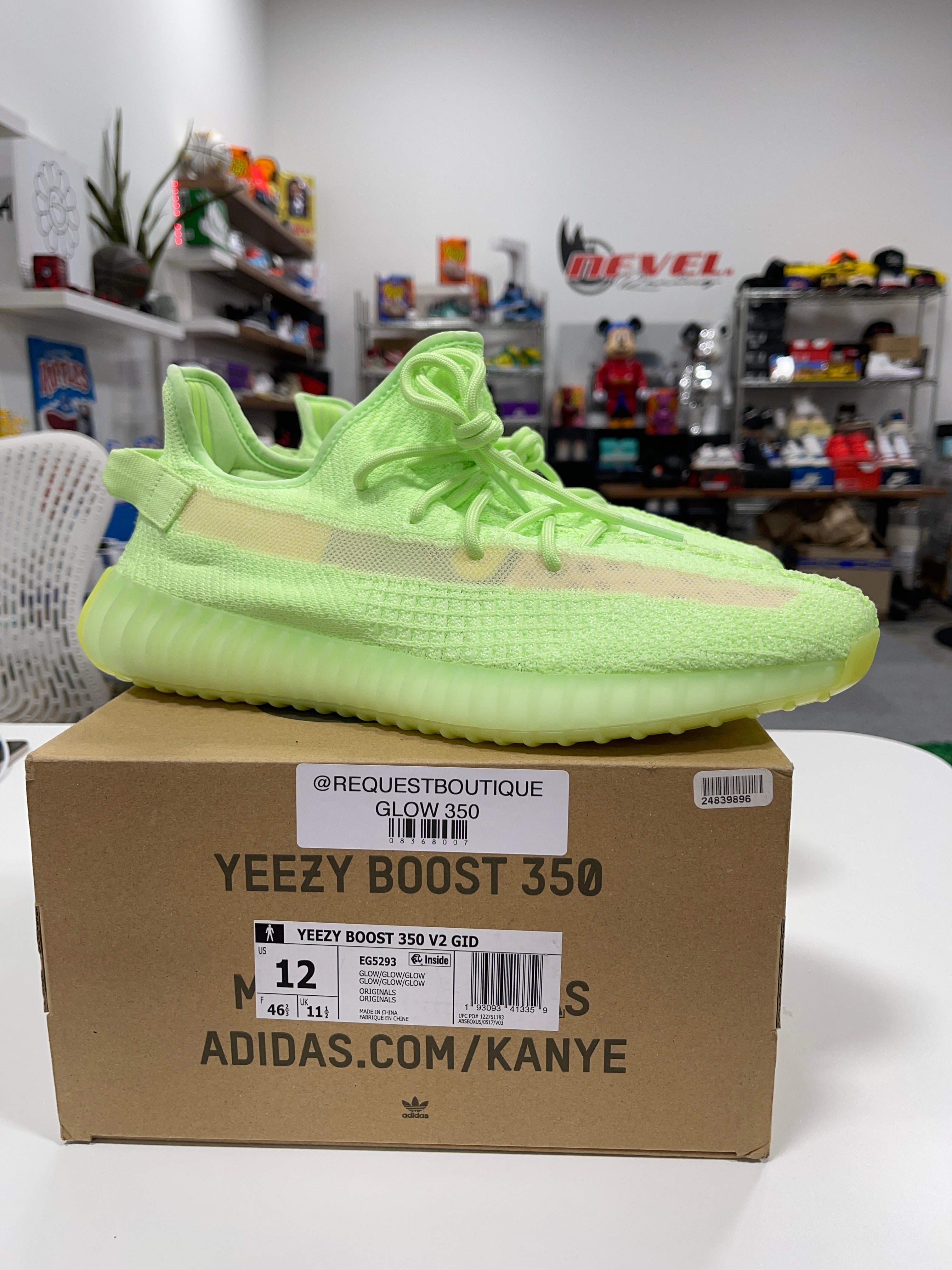 Yeezy 350 v2 Glow Sz 12