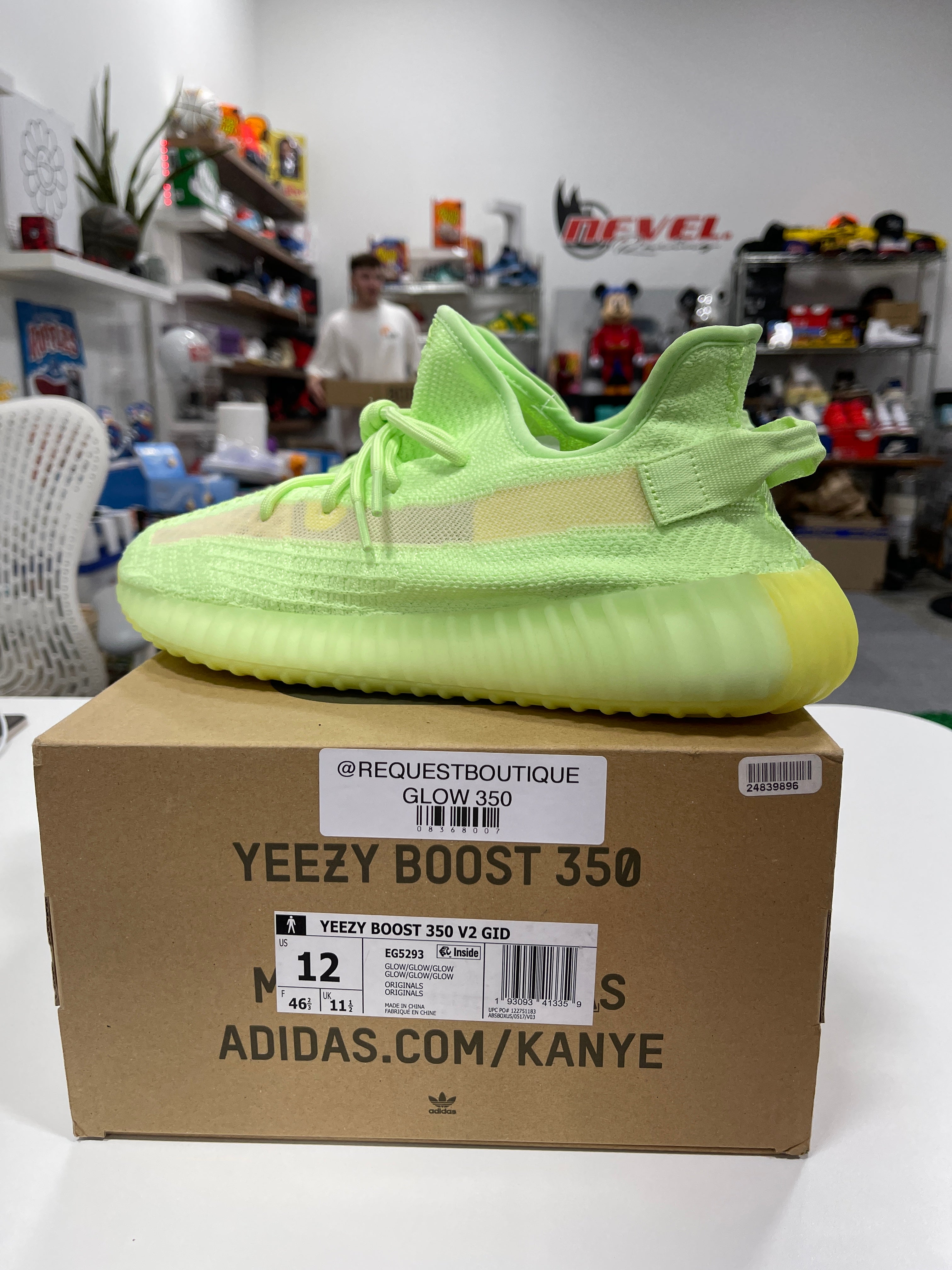 Yeezy 350 v2 Glow Sz 12