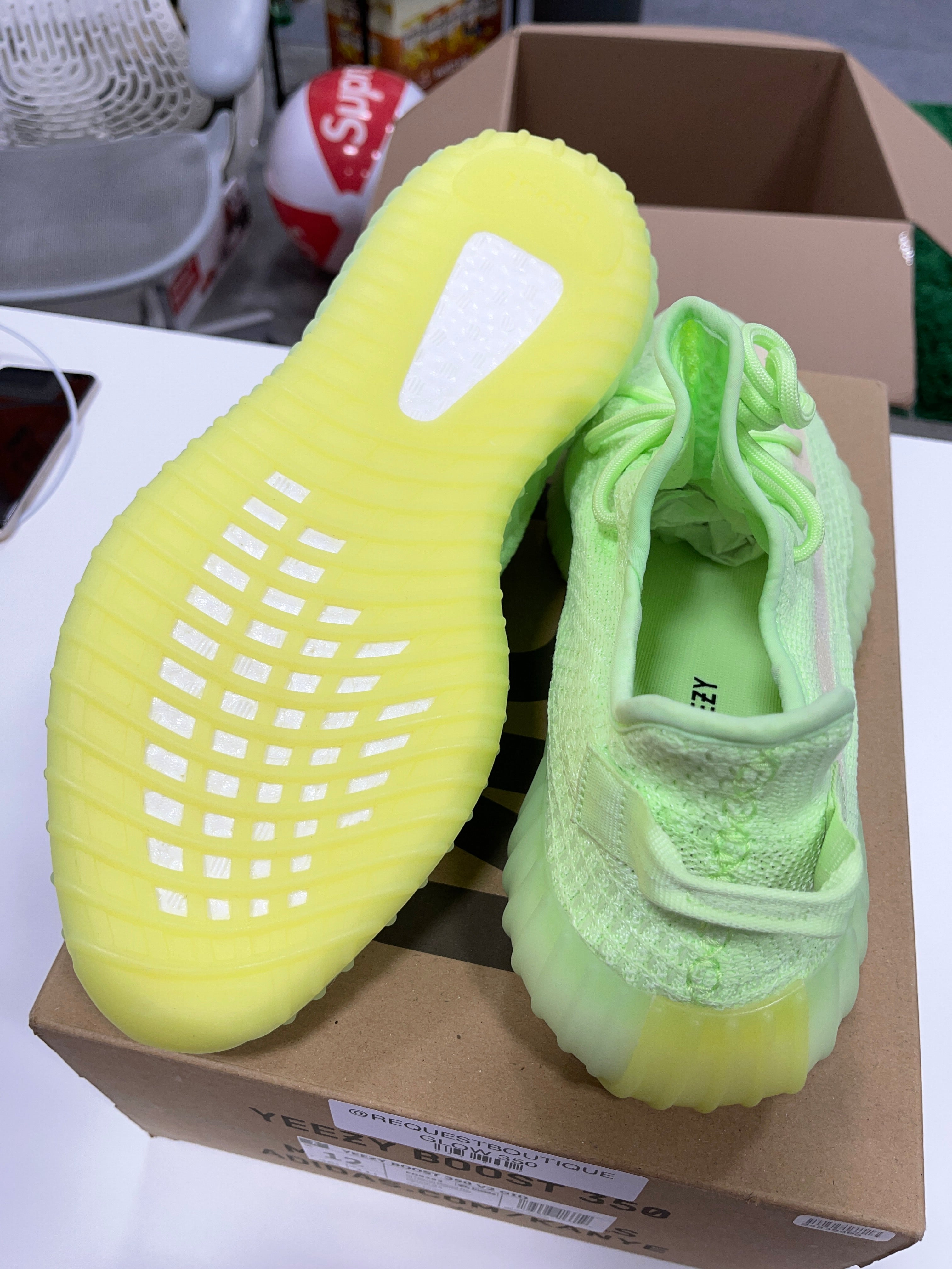 Yeezy 350 v2 Glow Sz 12