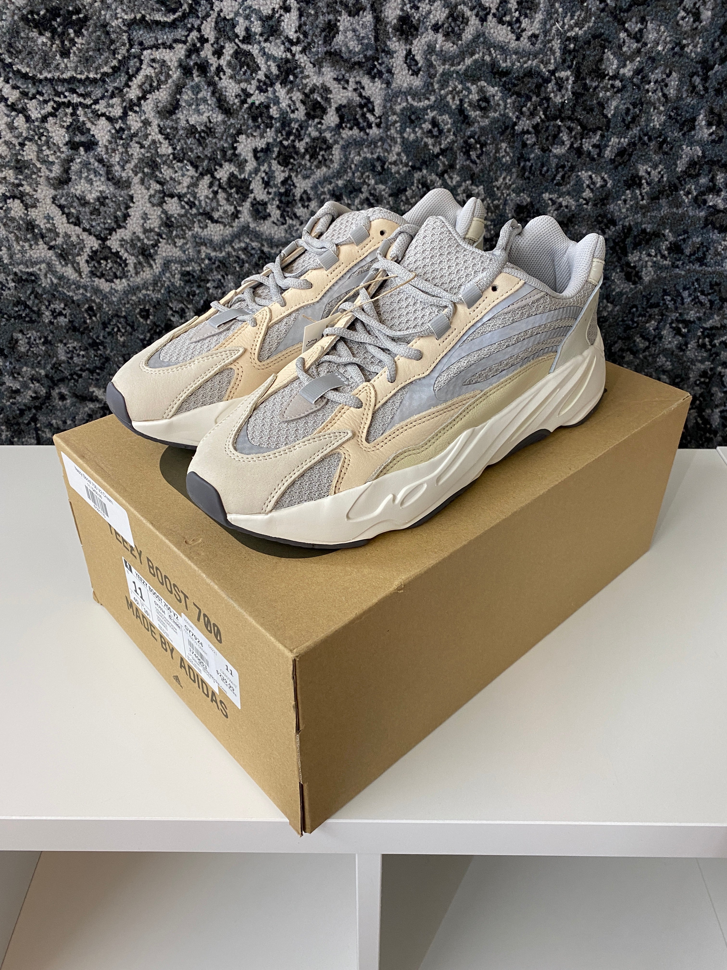 adidas Yeezy Boost 700 V2 Cream Sz 11