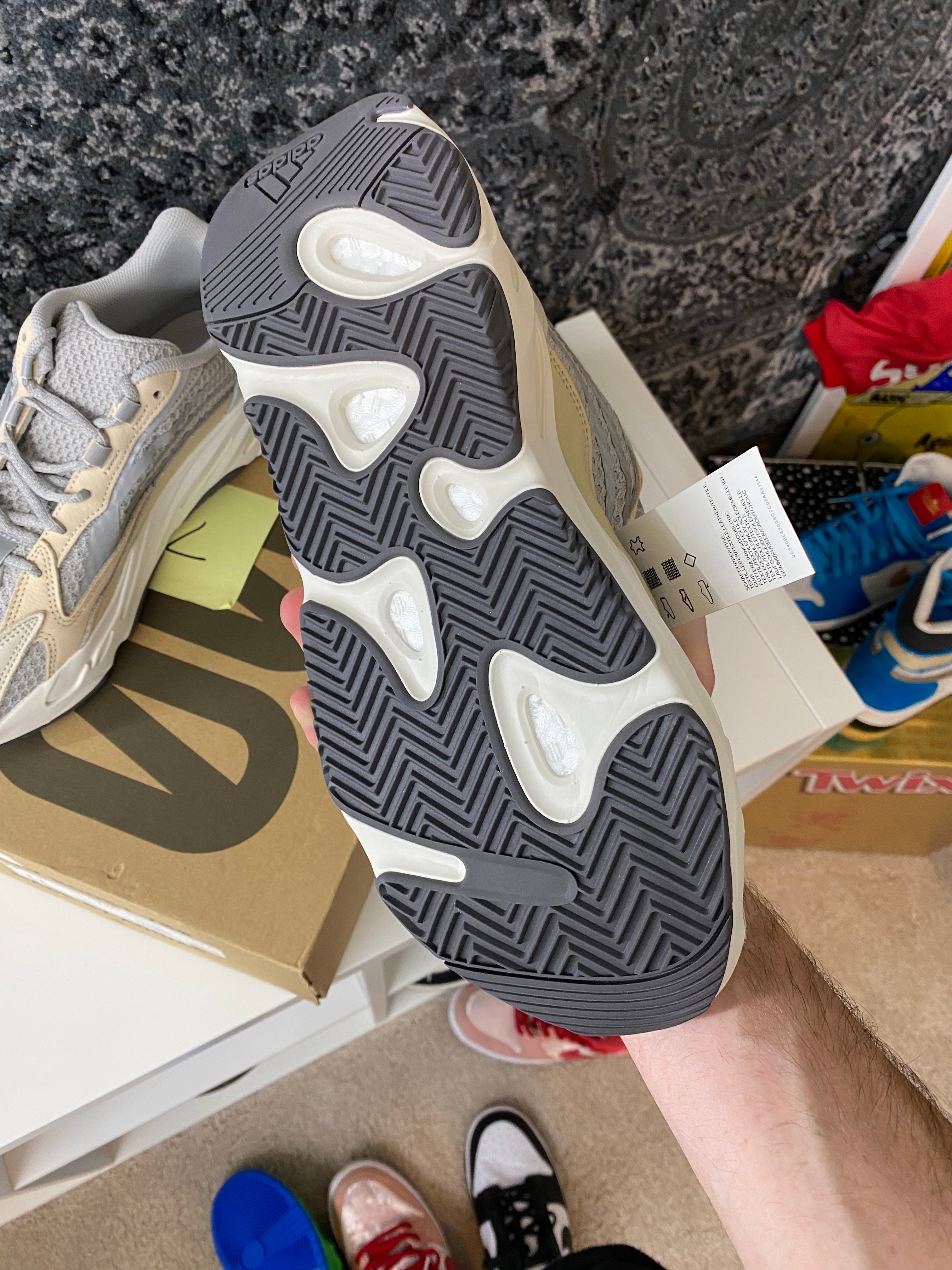adidas Yeezy Boost 700 V2 Cream Sz 11