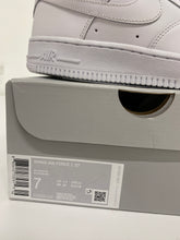 Load image into Gallery viewer, Nike Air Force 1 Sz W7
