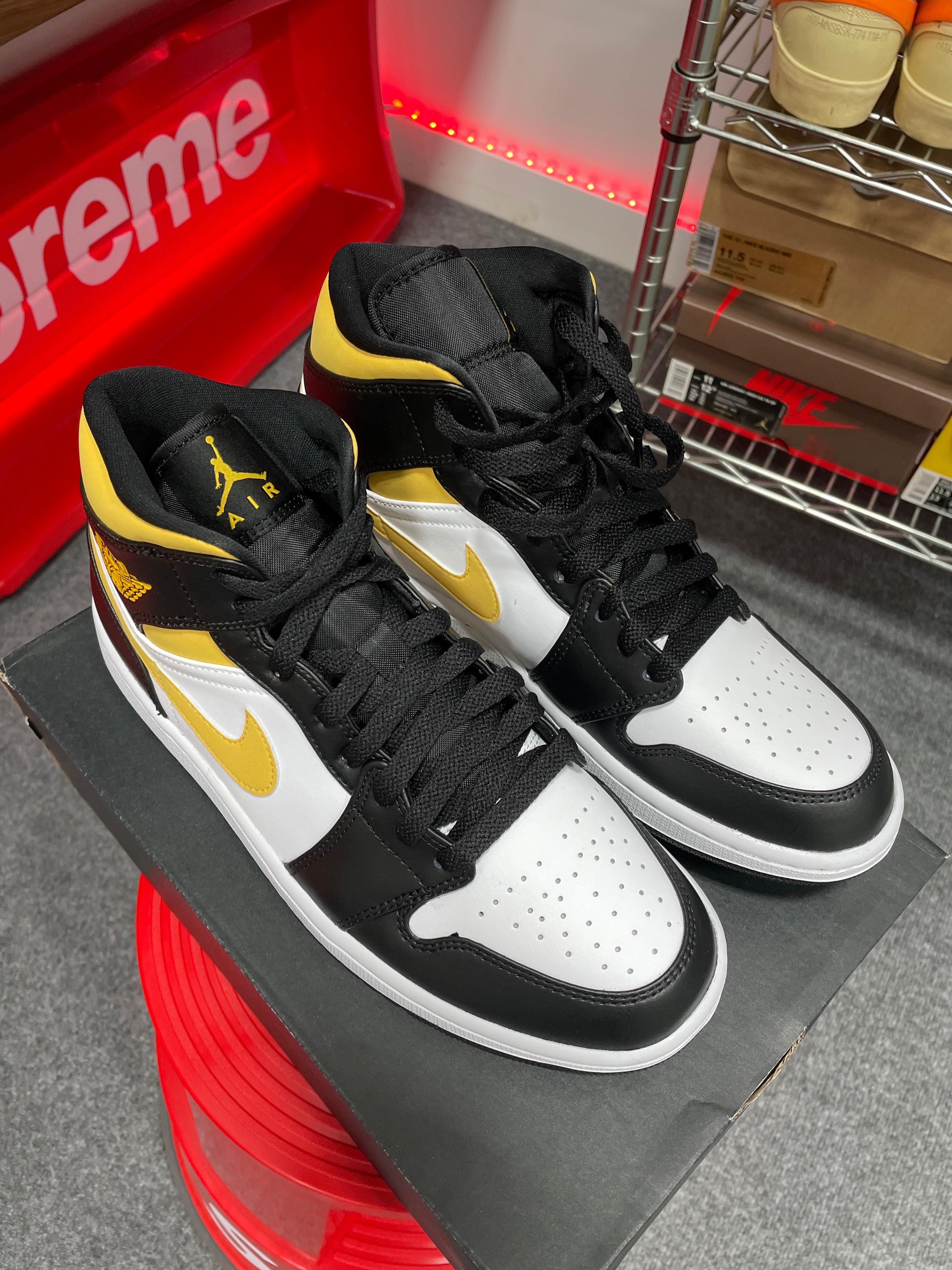 Jordan 1 Mid White Pollen Black Sz 9