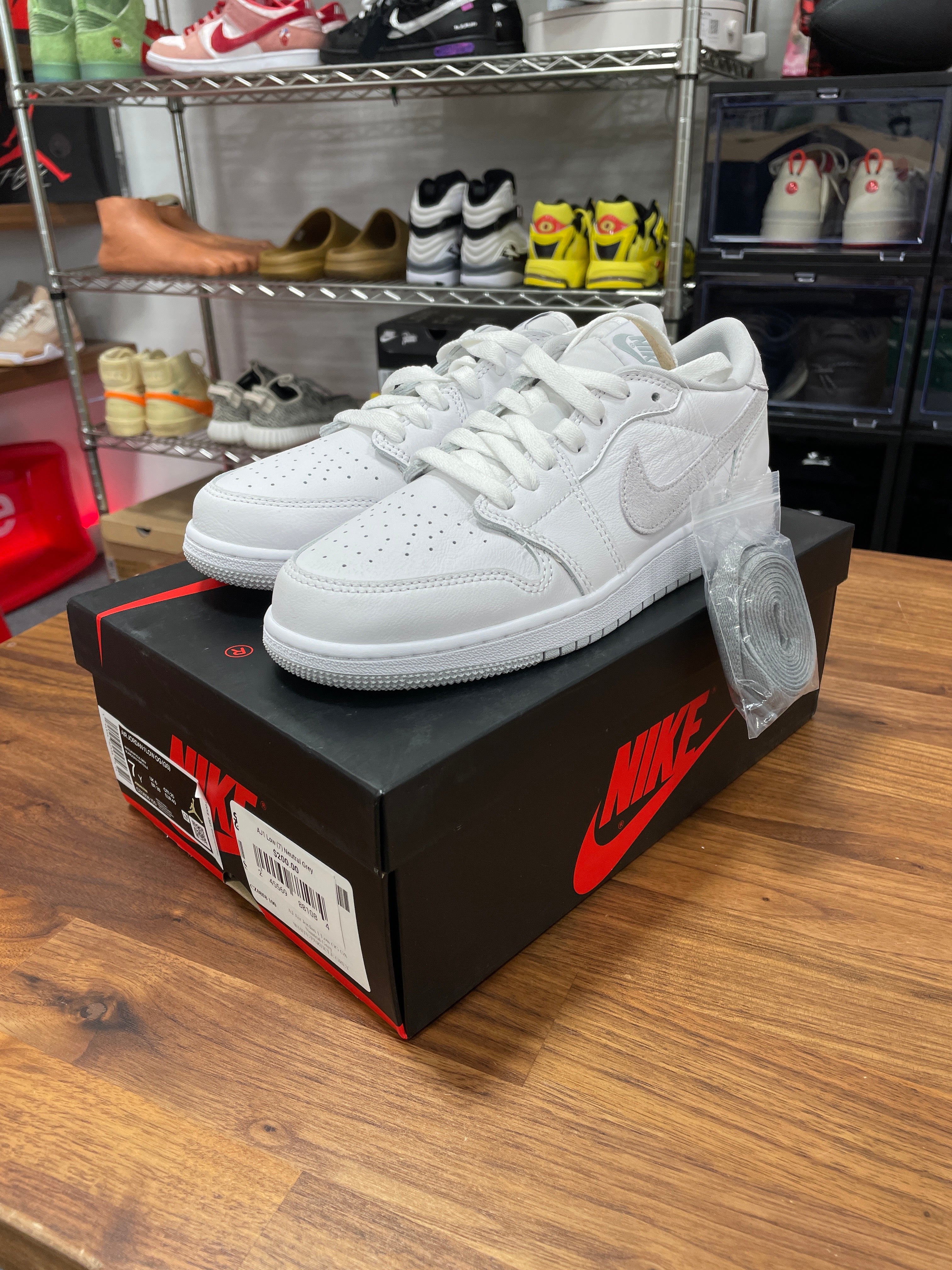 Jordan 1 Low OG Neutral Grey Sz 7 (M) WMNS 8.5