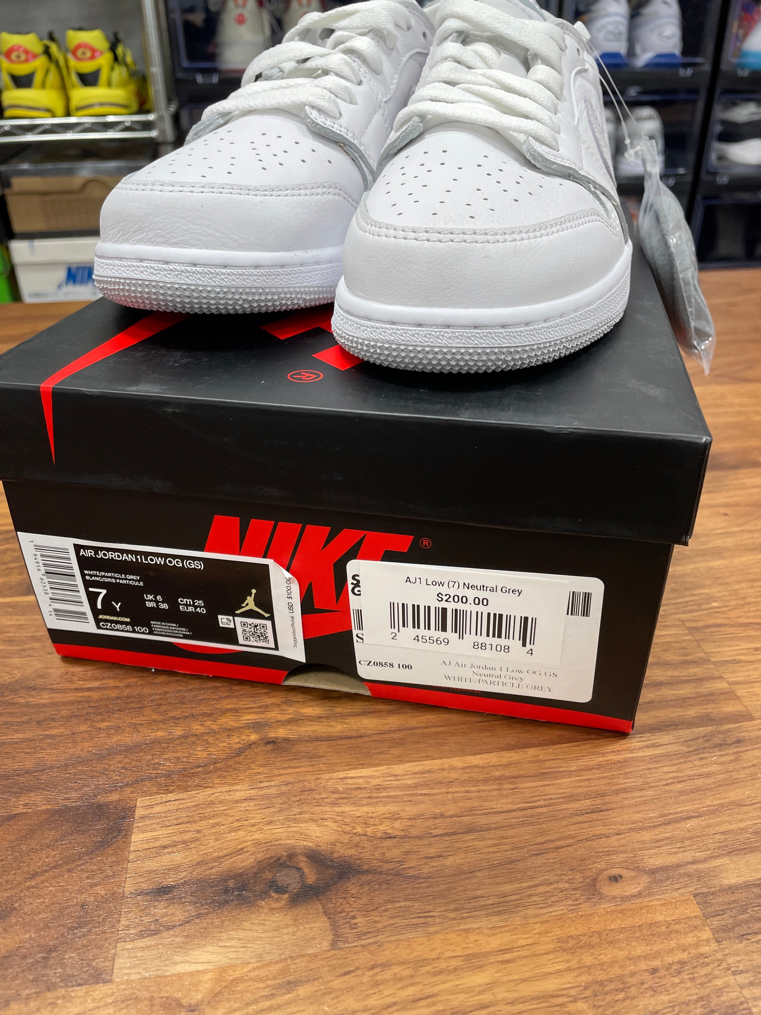 Jordan 1 Low OG Neutral Grey Sz 7 (M) WMNS 8.5