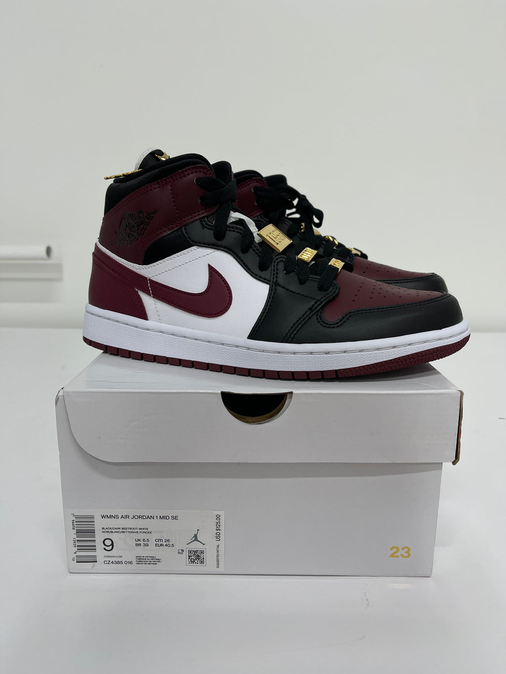 Nike Air Jordan 1 Mid WMNS Sz 9