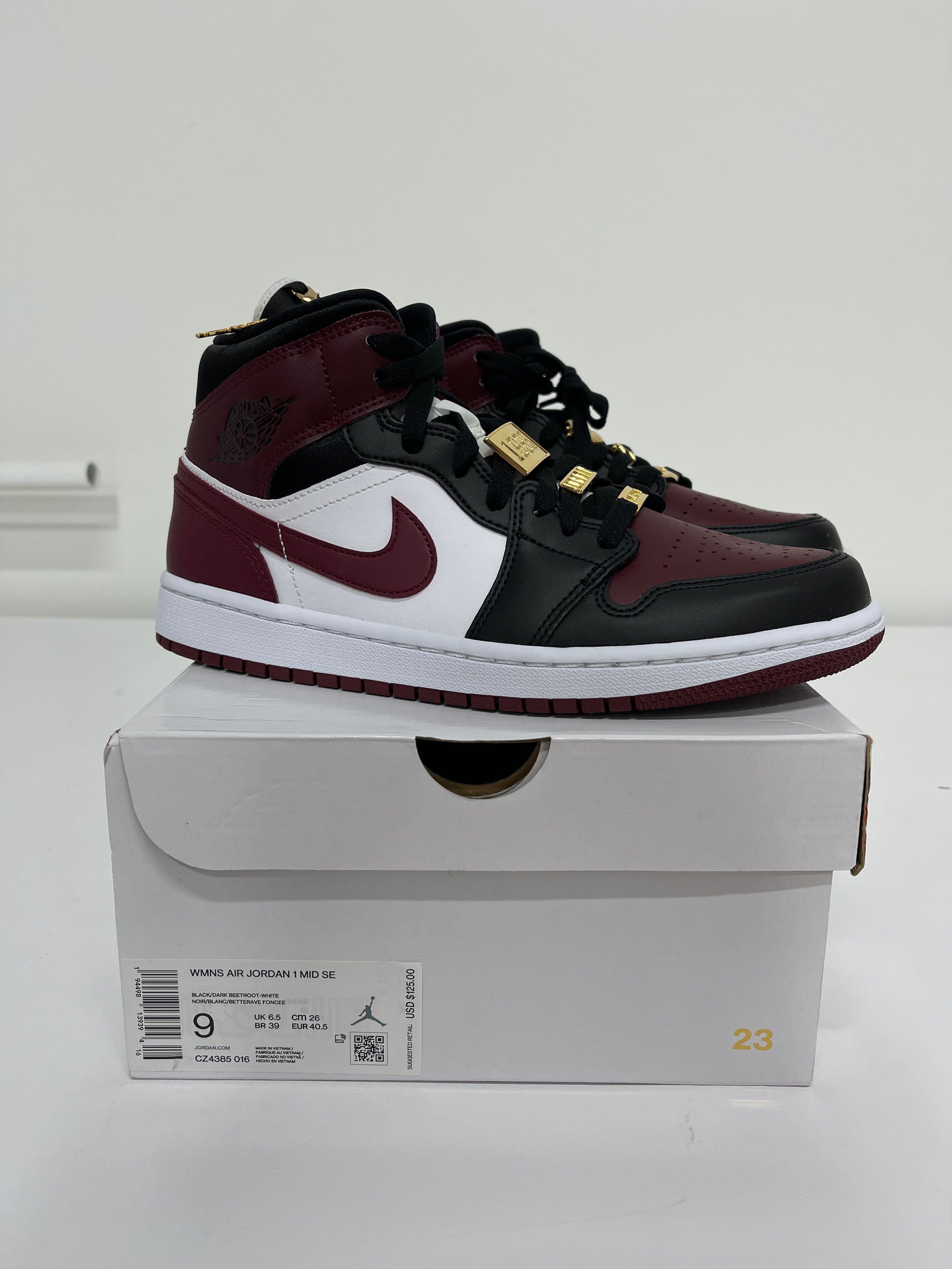 Nike Air Jordan 1 Mid WMNS Sz 9