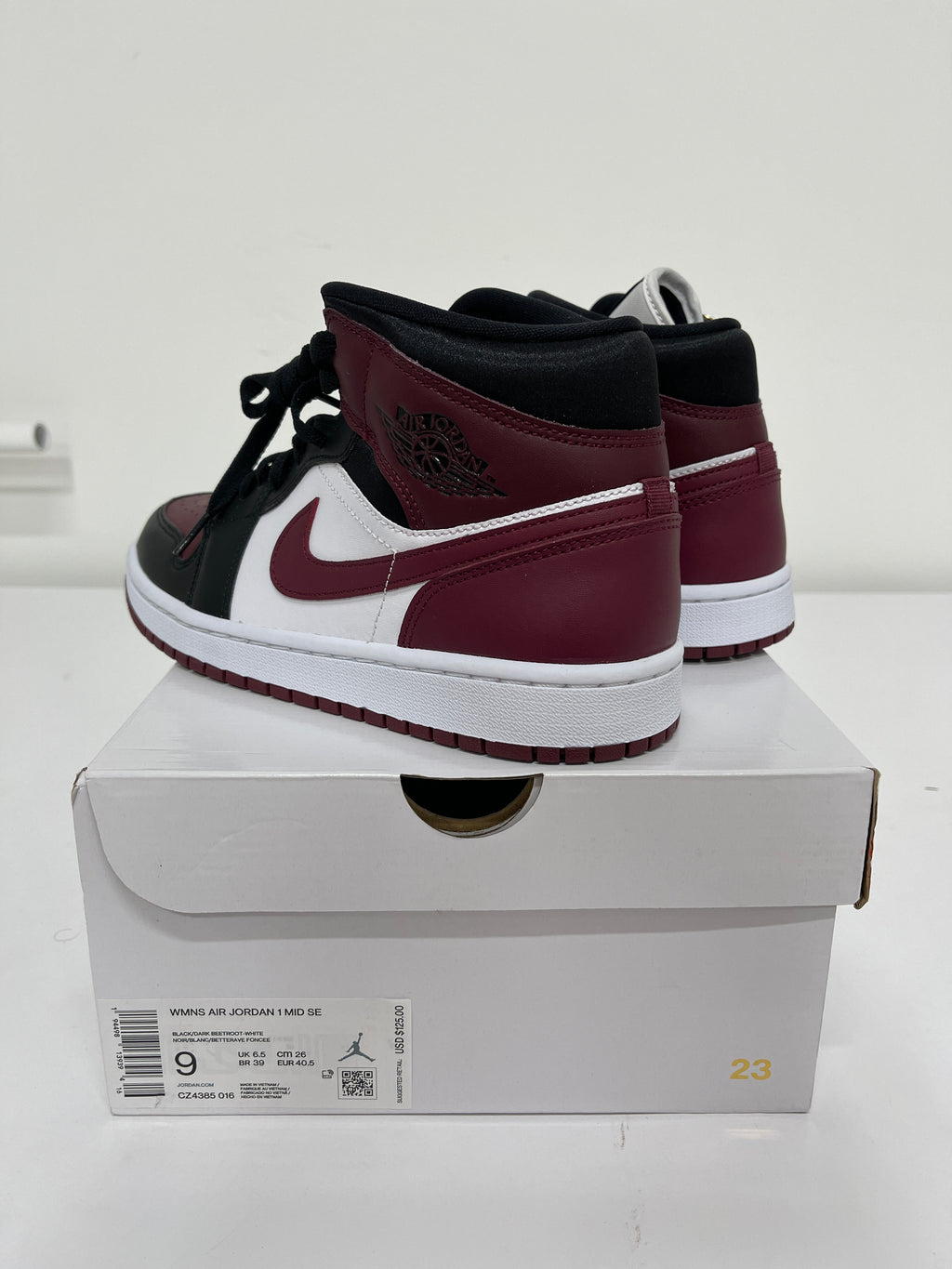 Nike Air Jordan 1 Mid WMNS Sz 9
