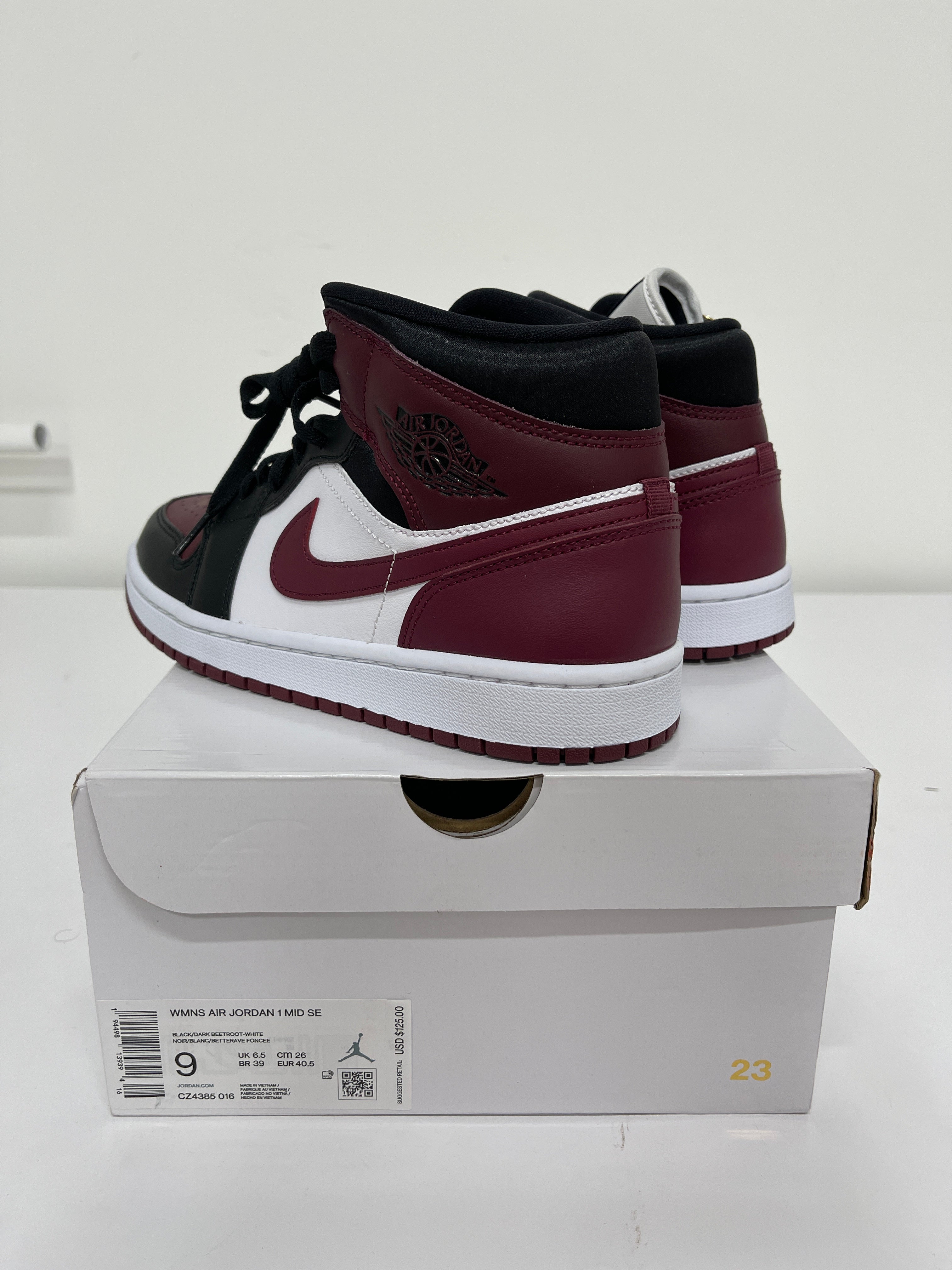 Nike Air Jordan 1 Mid WMNS Sz 9