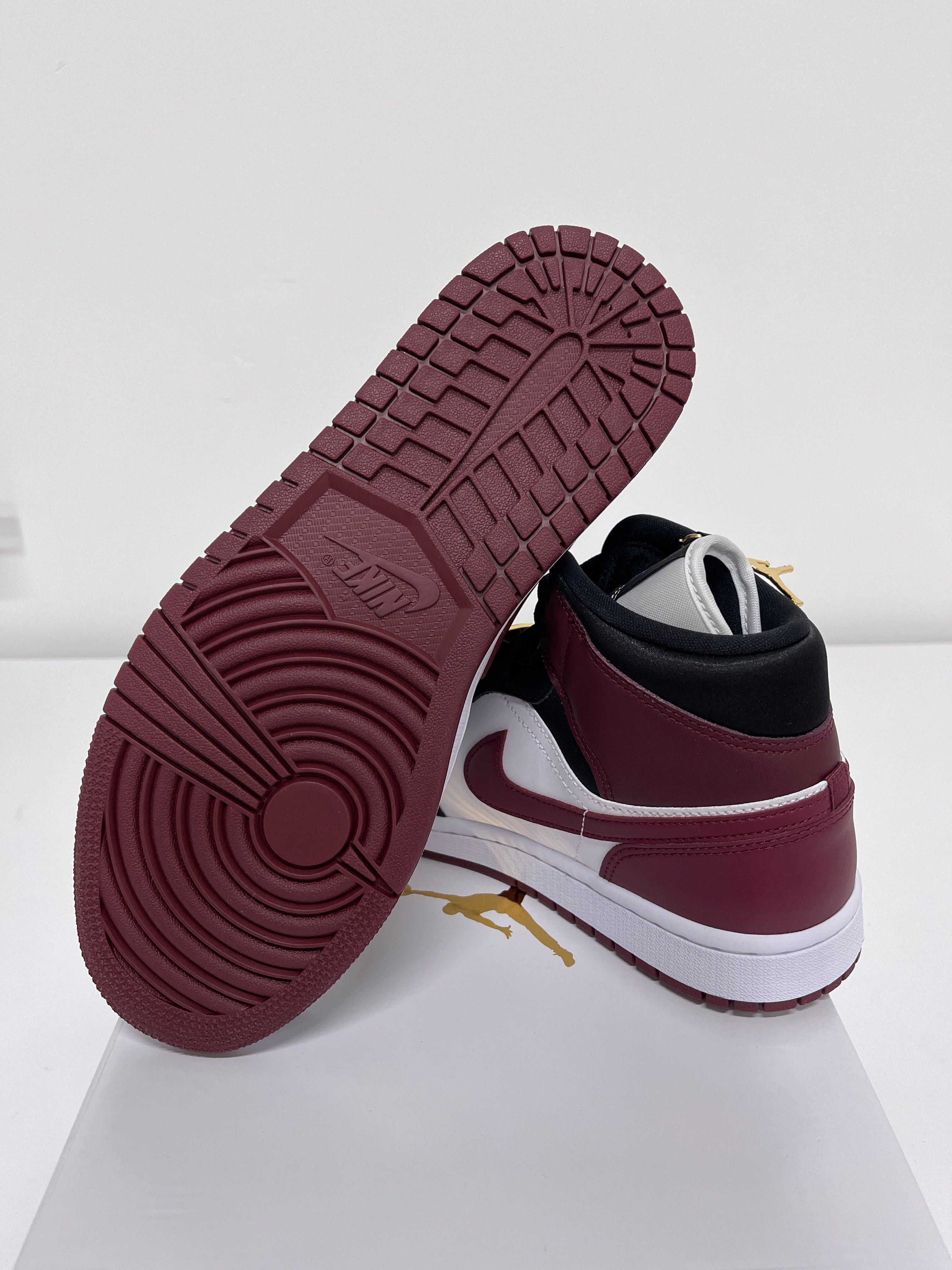 Nike Air Jordan 1 Mid WMNS Sz 9