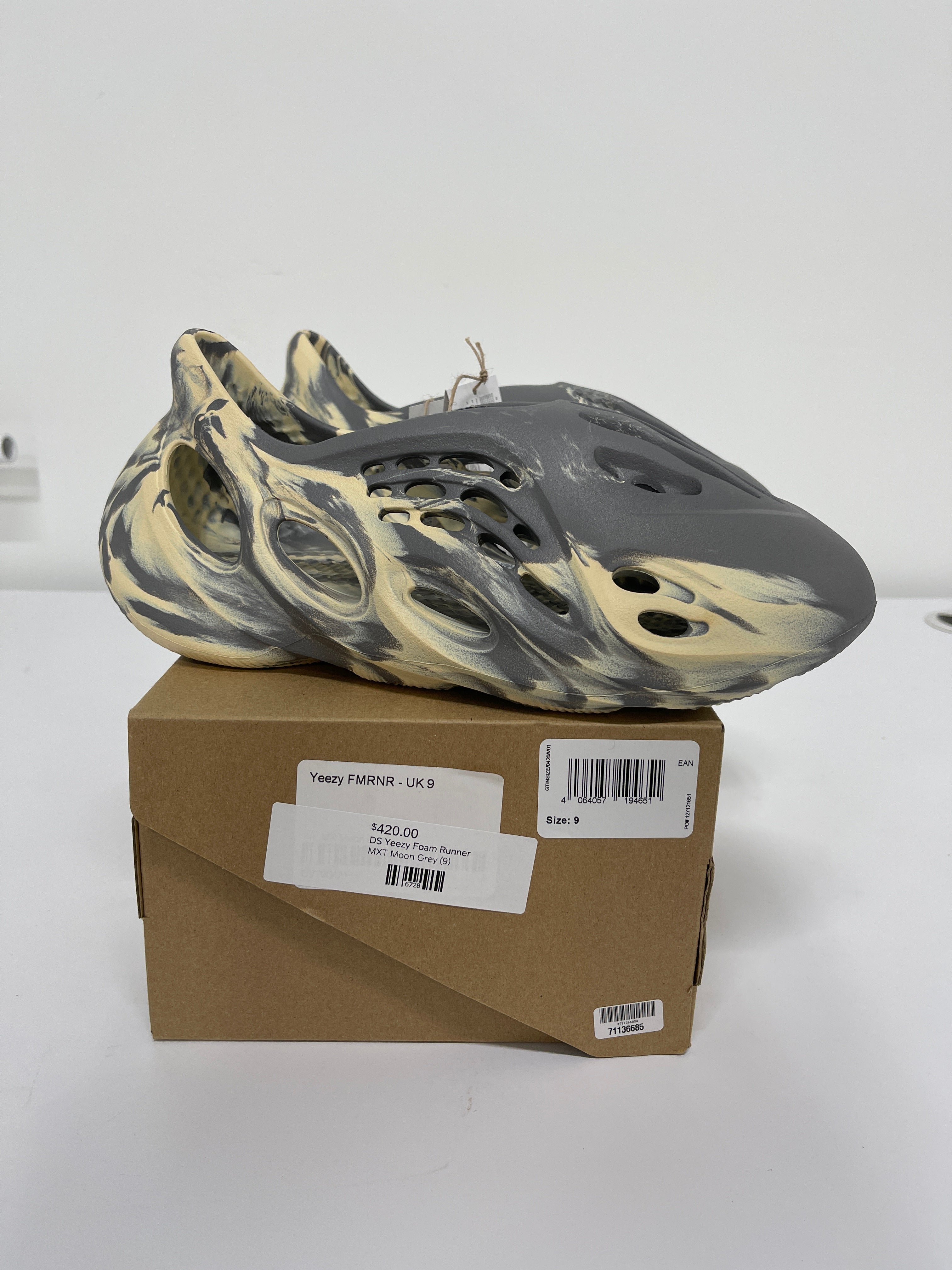 Yeezy Foam Runner MXT Moon Gray Sz 9