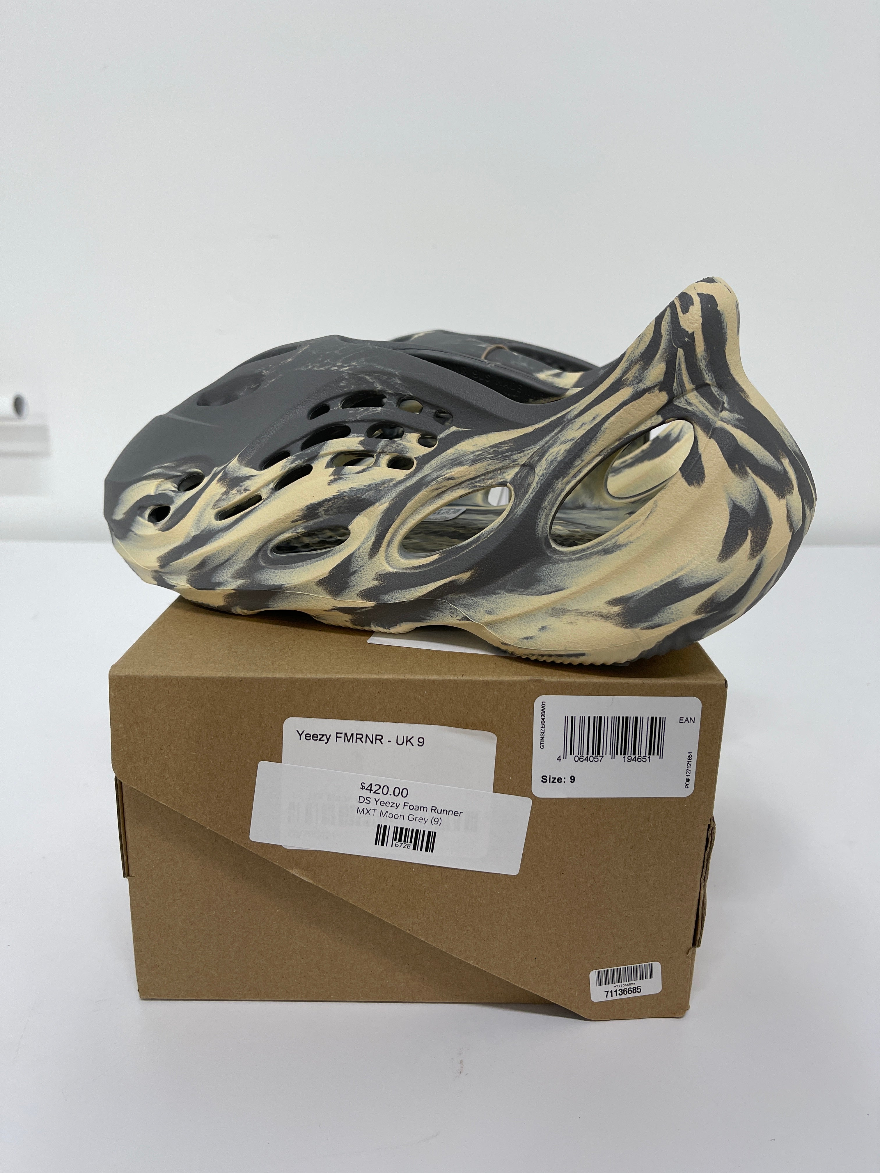 Yeezy Foam Runner MXT Moon Gray Sz 9