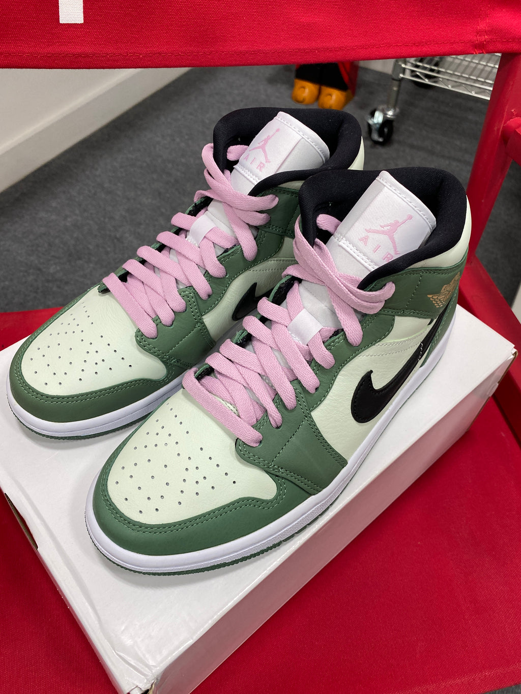 Jordan 1 Mid Dutch Green (W) 8.5 Mens 7
