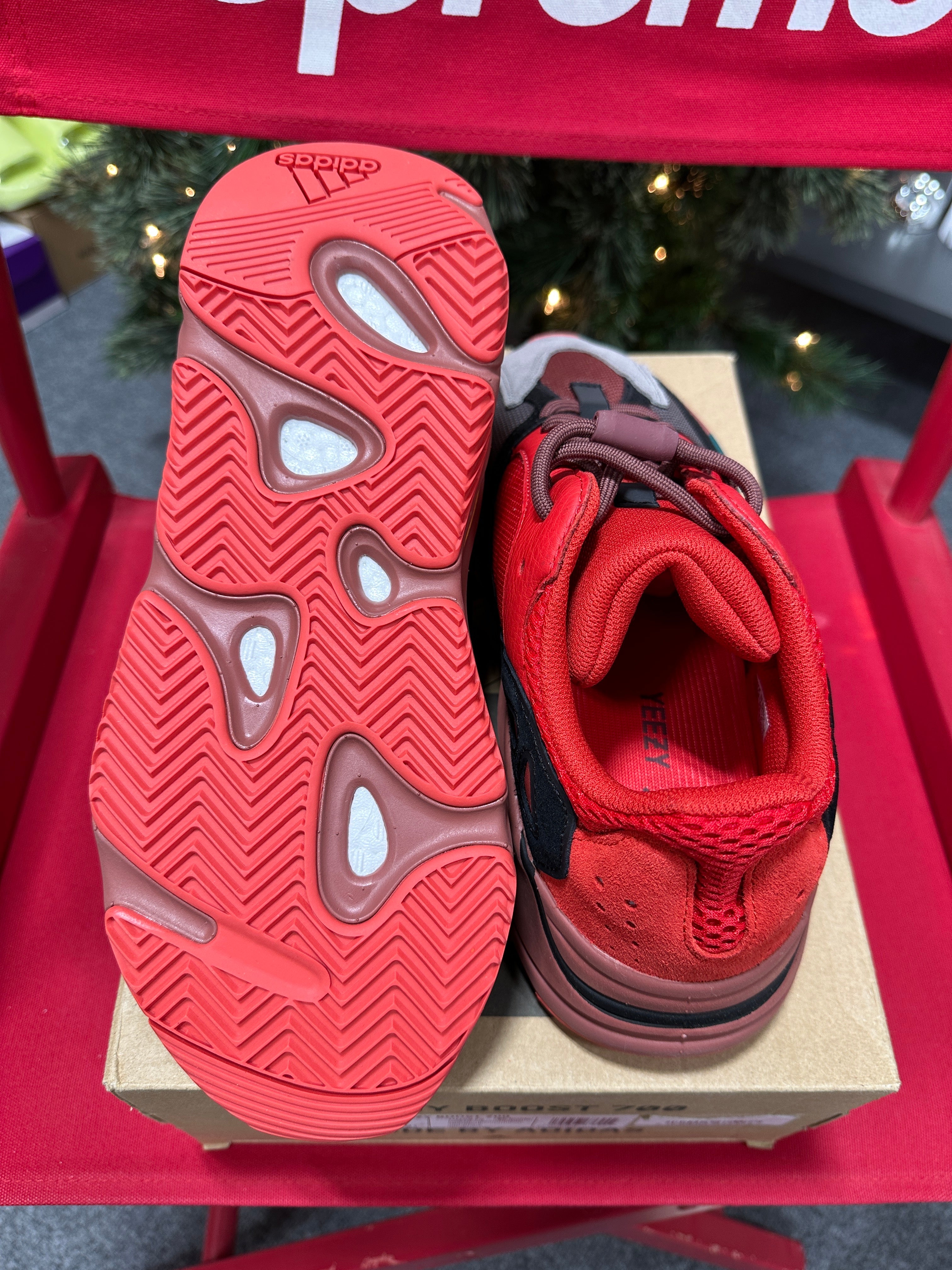 Yeezy 700 Hi-Res Red Sz 10