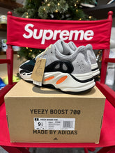 Load image into Gallery viewer, Yeezy 700 Wave Runner OG Sz 9.5
