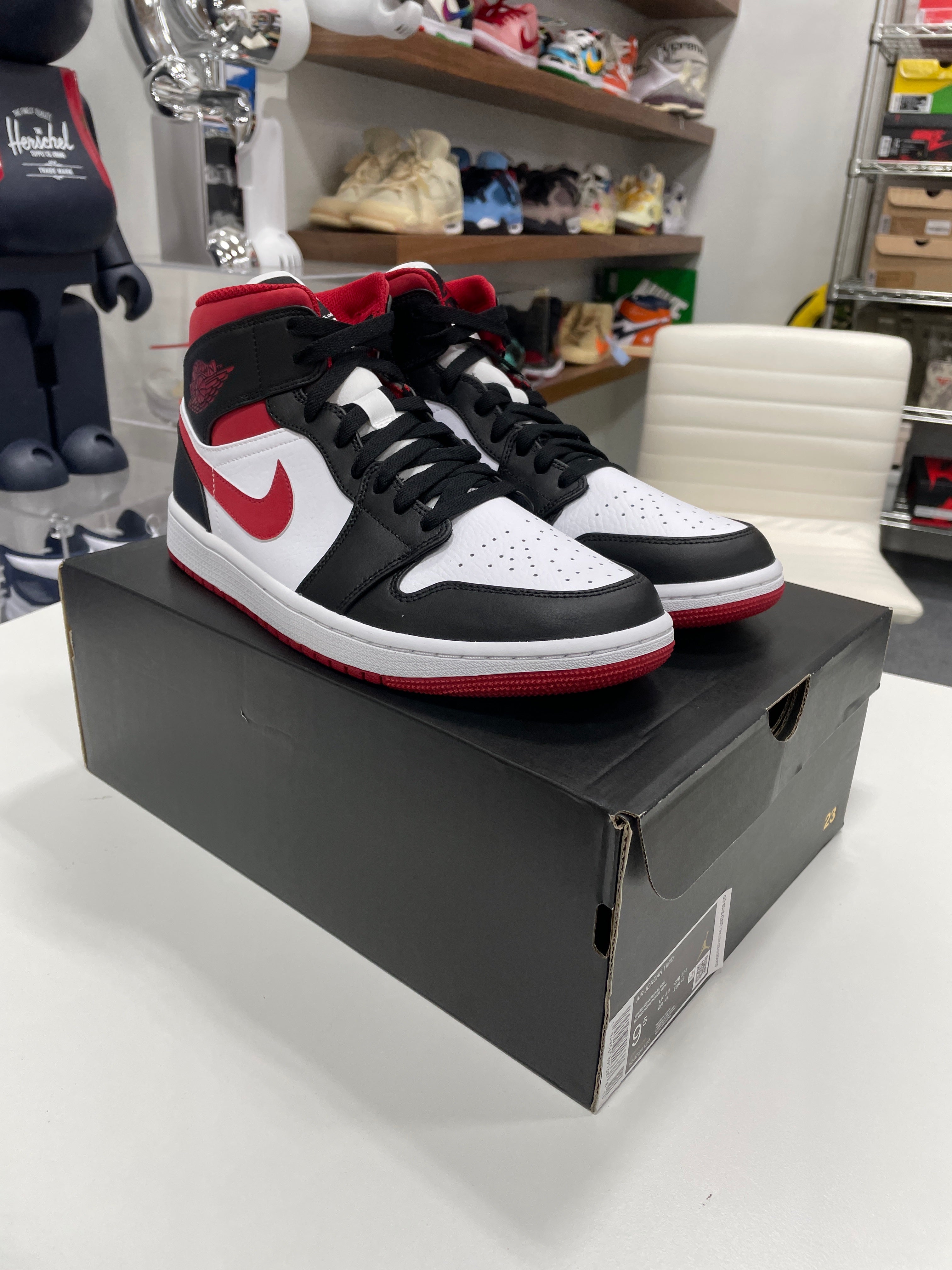 Jordan 1 Mid Gym Red Black White Sz 9.5