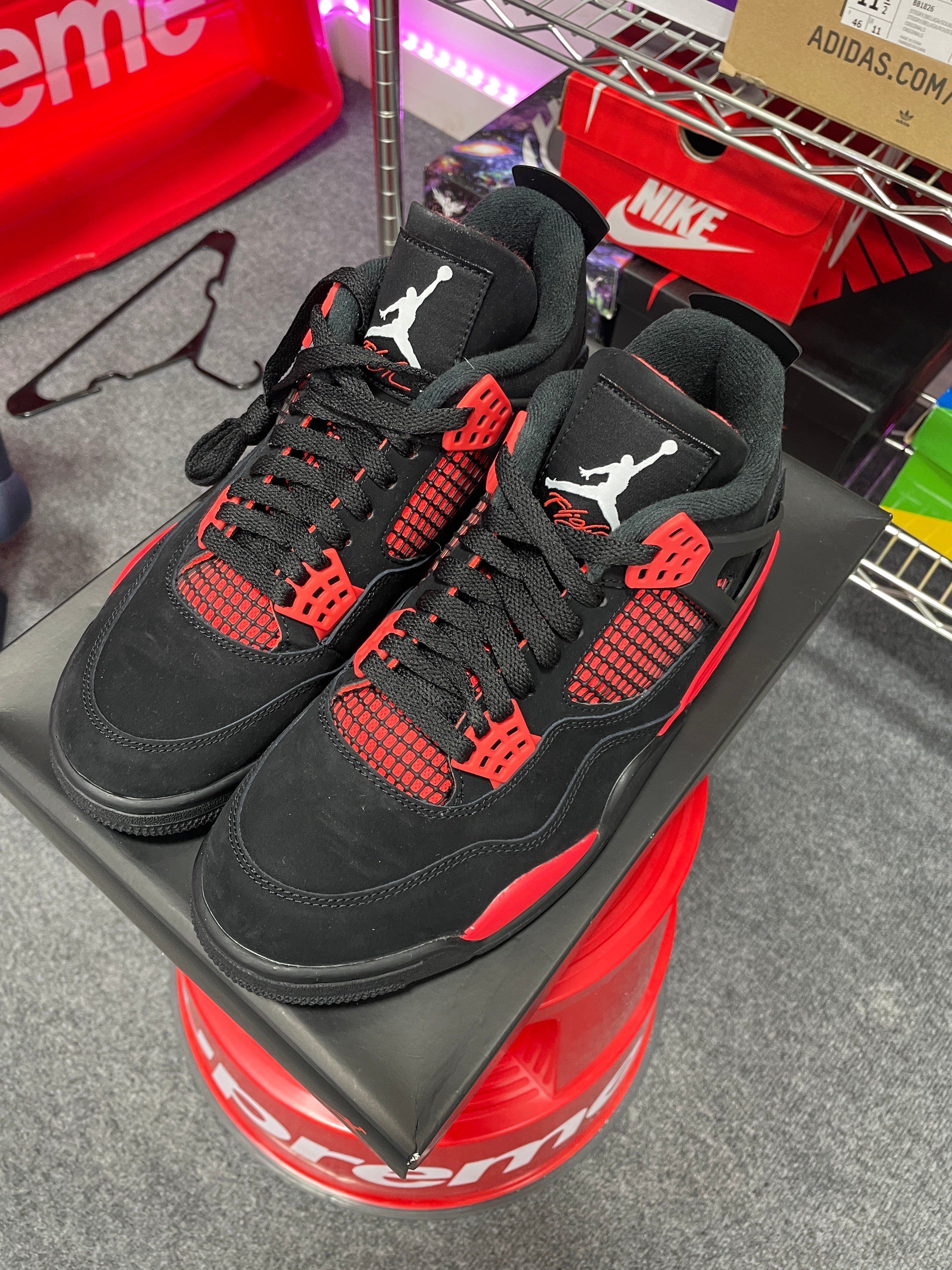 Jordan 4 Retro Red Thunder Sz 8.5