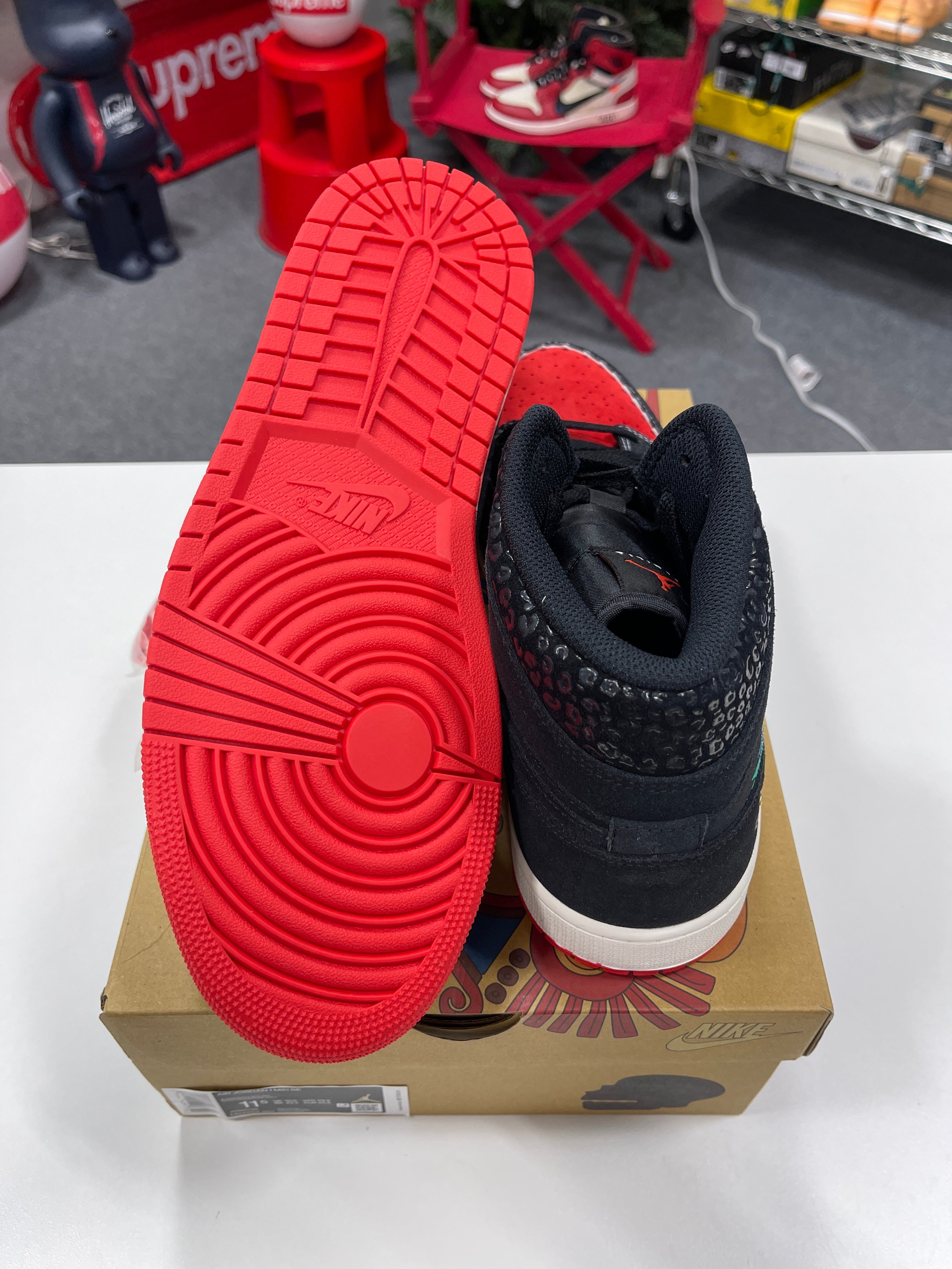 Air Jordan 1 Mid Siempre Familia Sz 11.5