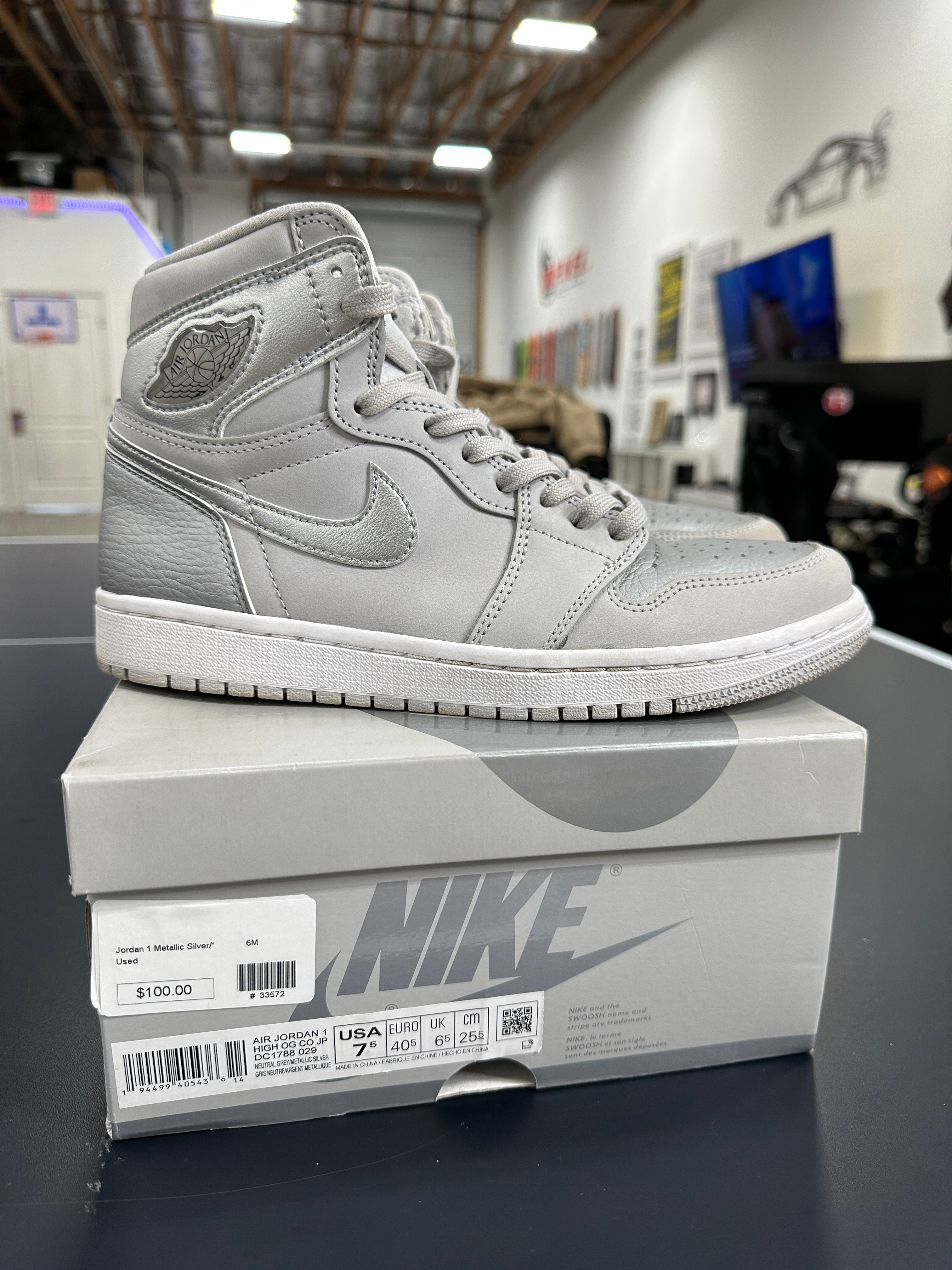 Jordan 1 Metallic Silver Sz 7.5M W9