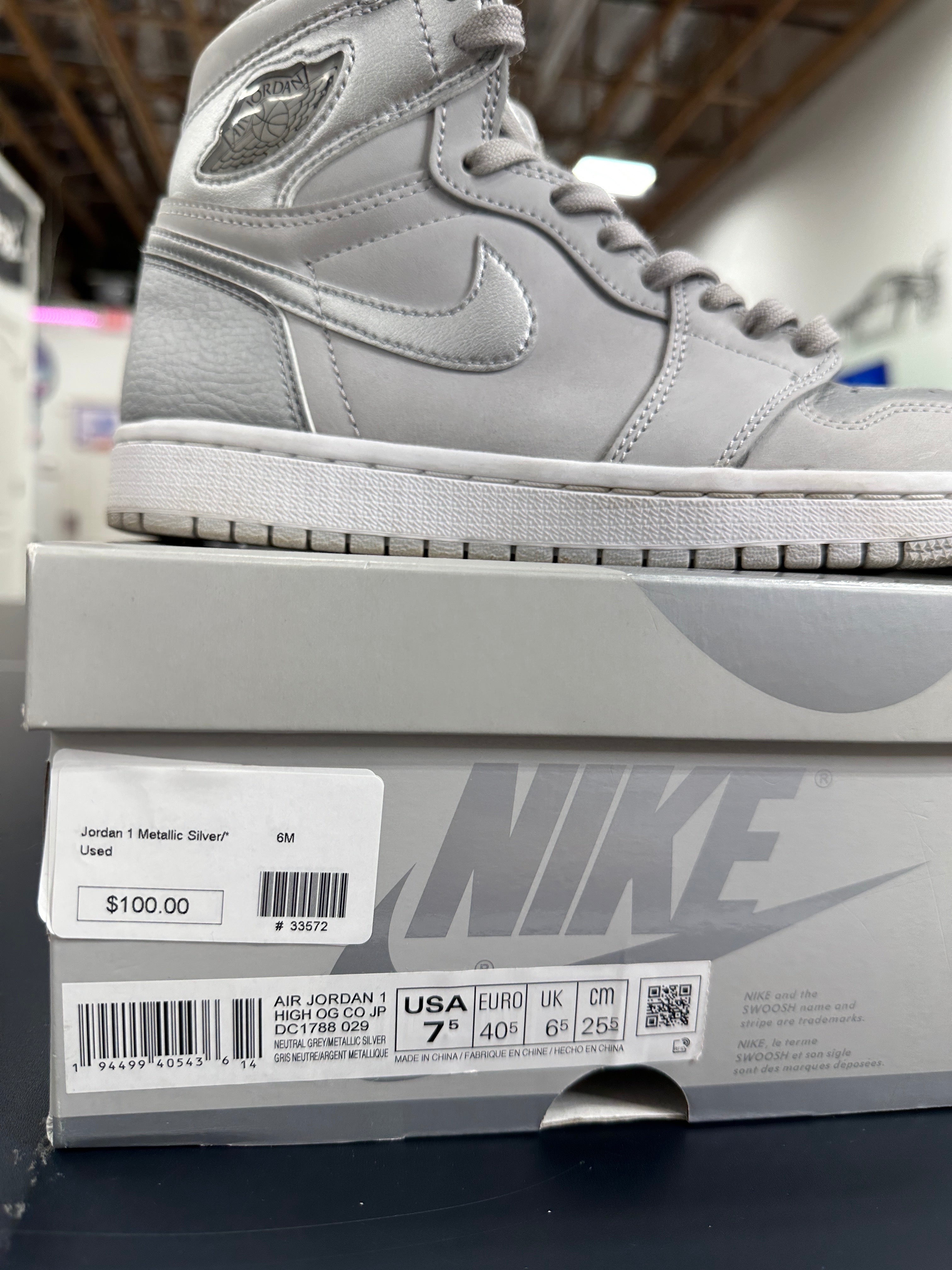 Jordan 1 Metallic Silver Sz 7.5M W9