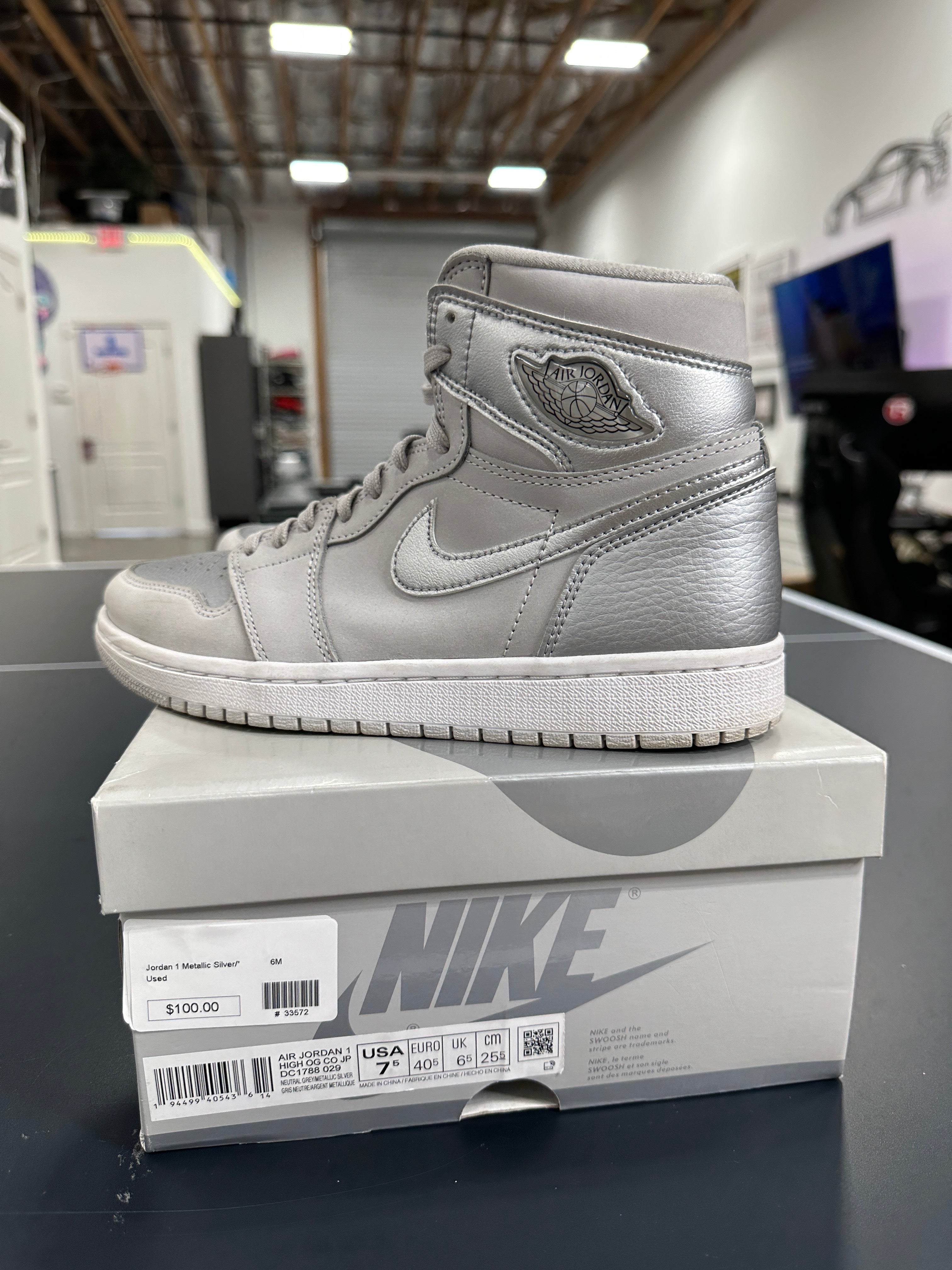 Jordan 1 Metallic Silver Sz 7.5M W9